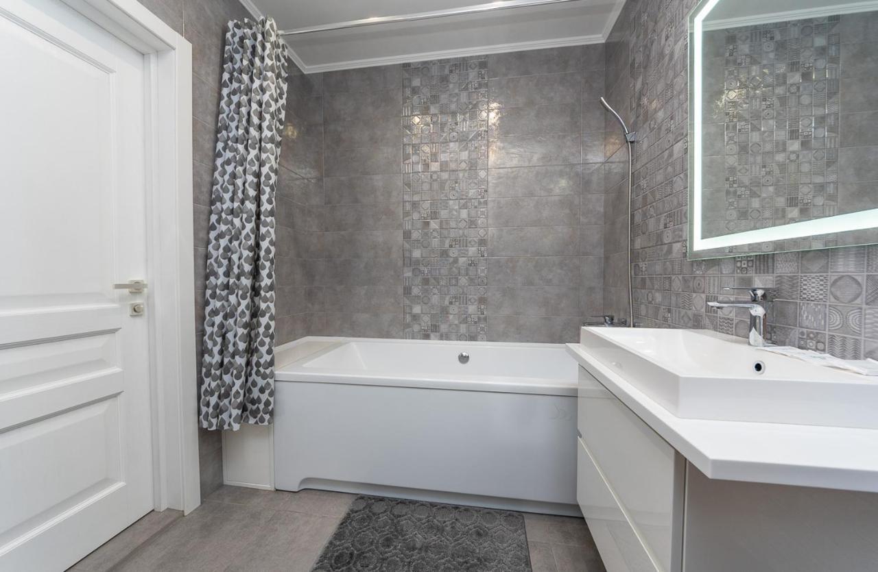 Flatrent Drahomanova 2A Apartment Kyiv Exterior photo